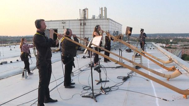 Trompas alpinas dão música nos telhados de Dresden Trompas alpinas dão música nos telhados de Dresden