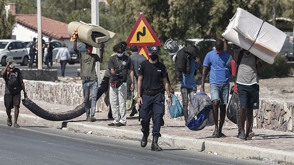 Moria mülteci kampında üste çıkan yangınların ardından evsiz kalan 12 bin sığınmacı çadır kentlere taşınacak. Moria mülteci kampında üste çıkan yangınların ardından evsiz kalan 12 bin sığınmacı çadır kentlere taşınacak.