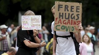 متظاهرون يحملون لافتات "لا للتلقيح القسري" لا لرقائق RFID  أثناء مظاهرة ضد إجراءات كوفيد-19  في فيينا