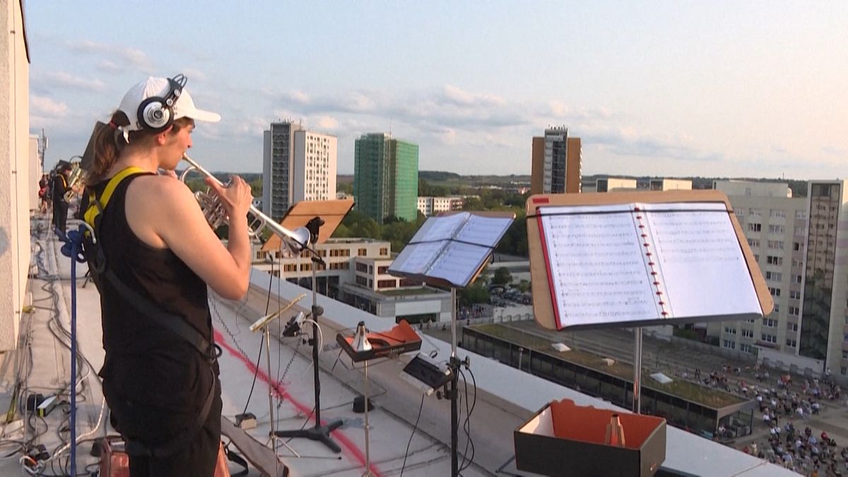 برگزاری کنسرت موسیقی در آلمان روی پشت بام برای رعایت فاصله‌گذاری اجتماعی