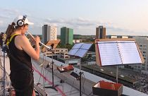 Dresden Senfoni Orkestrası'ndan sosyal mesafeli çatı konseri