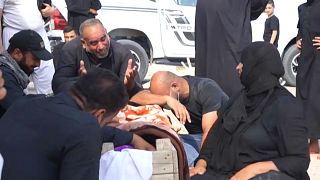 عراقيون يعيدون دفن ضحايا كورونا بمقابر عائلية