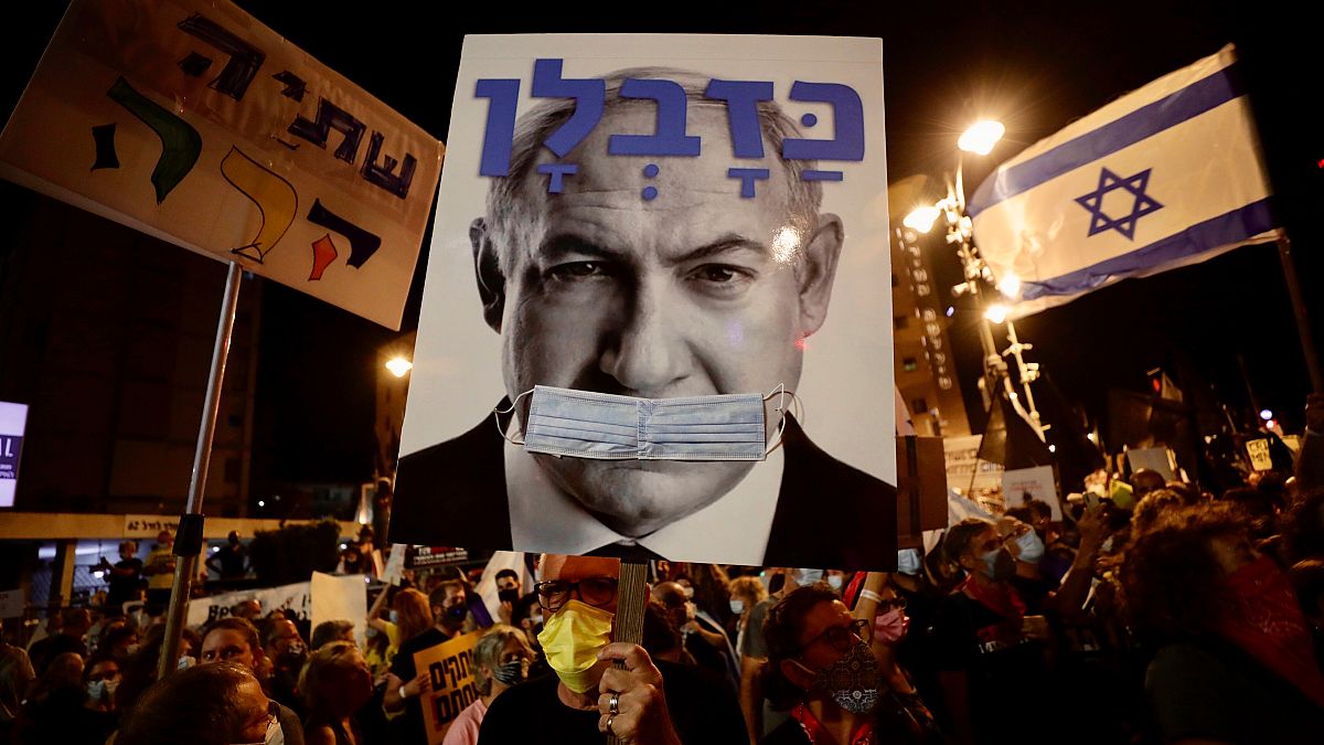 İsrail’de binlerde kişi, hakkındaki yolsuzluk davası ve Covid-19 salgınını yönetmekte başarısız olduğu gerekçesiyle Başbakan Binyamin Netanyahu karşıtı 