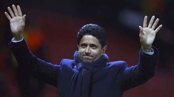 Foto de arquivo: Nasser Al-Khelaifi acena para a multidão após uma partida do PSG contra o Manchester United no estádio Old Trafford em Manchester, Reino Unido.  12 de fevereiro de 2019.