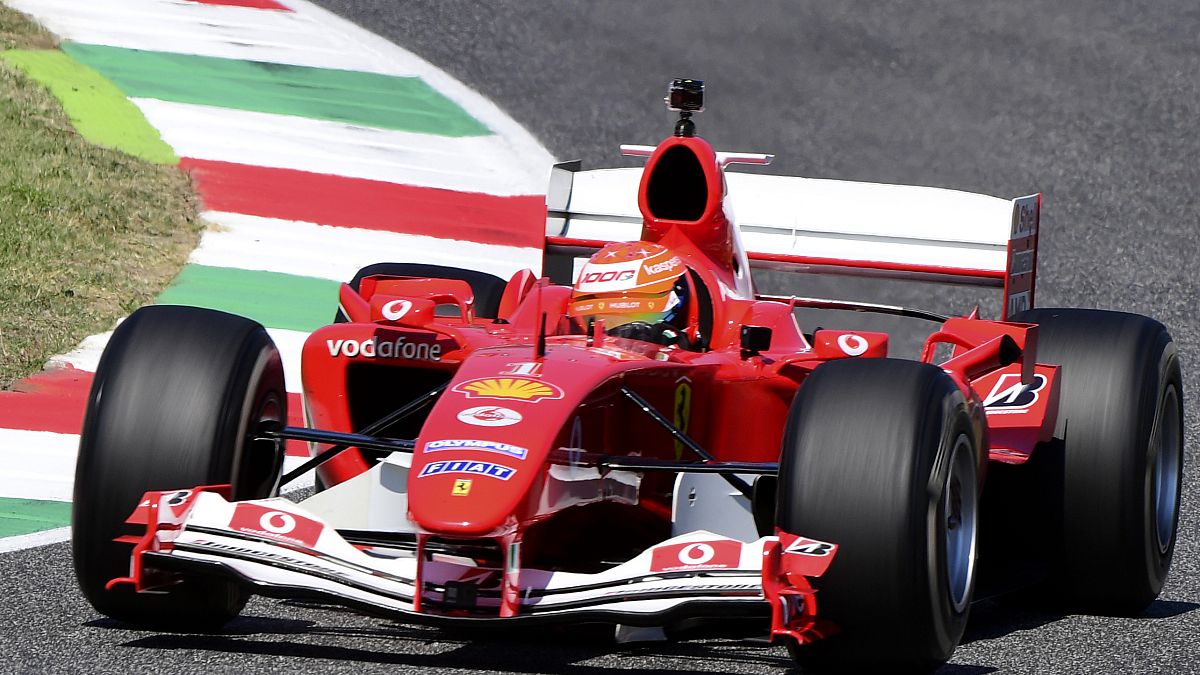 Mick Schumacher pilota el Ferrari F2004 de su padre Michael Schumacher en el circuito de Mugello, Italia