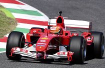 Mick Schumacher pilota el Ferrari F2004 de su padre Michael Schumacher en el circuito de Mugello, Italia