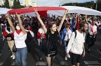 Több tízezres tüntetés Minszkben, százakat letartóztattak