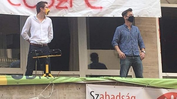 Grecsó Krisztián is őrt állt az SZFE Vas utcai épületenél Grecsó Krisztián is őrt állt az SZFE Vas utcai épületenél