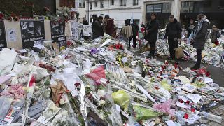 Des fleurs déposées en hommage aux victimes de l'attentat de Charlie Hebdo (14 janvier 2015)