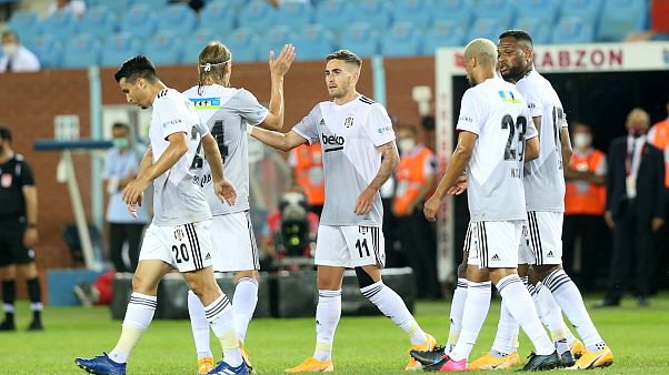 Süper Lig'de sezonun ilk büyük maçında Beşiktaş deplasmanda karşılaştığı zorlu rakibi Trabzonspor'u 3-1 mağlup etti. Süper Lig'de sezonun ilk büyük maçında Beşiktaş deplasmanda karşılaştığı zorlu rakibi Trabzonspor'u 3-1 mağlup etti.