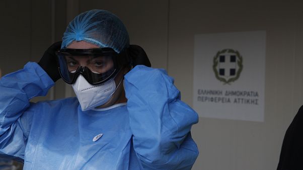 Una trabajadora médica con equipo de protección, mientras espera a los viajeros para realizar la prueba de COVID-19 en el puerto de El Pireo, cerca de Atenas, el 20 de agosto. Una trabajadora médica con equipo de protección, mientras espera a los viajeros para realizar la prueba de COVID-19 en el puerto de El Pireo, cerca de Atenas, el 20 de agosto.