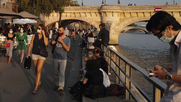 Ведущие медики Франции призывают сограждан свести все социальные контаты к минимуму Ведущие медики Франции призывают сограждан свести все социальные контаты к минимуму