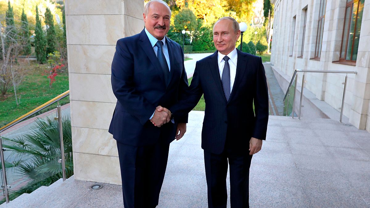 El presidente de Bielorrusia, Alexander Lukashenko junto al presidente de Rusia, Vladimir Putin, en una anterior reunión en Sochi, Rusia. El 7 de diciembre de 2019. 