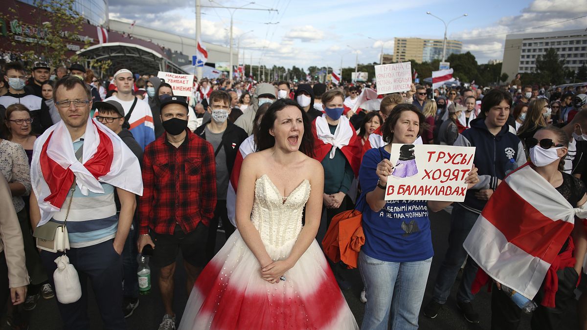 На улицы городов республики Беларусь вышли сотни тысяч человек
