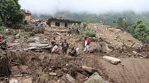 فرق الإنقاذ تبحث عن جثث ضحايا الانهيارات الأرضية جراء الأمطار الغزيرة في منطقة سيندهوبالتشوك شمال شرق كاتماندو