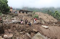 فرق الإنقاذ تبحث عن جثث ضحايا الانهيارات الأرضية جراء الأمطار الغزيرة في منطقة سيندهوبالتشوك شمال شرق كاتماندو
