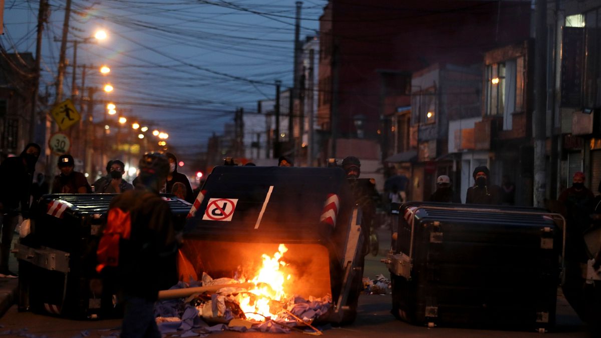 Des manifestants dressent une barricade à Bogota, le 10 septembre 2020