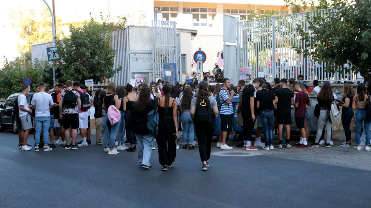 Μαθητές φθάνουν σε γυμνάσιο στο κέντρο της Αθήνας