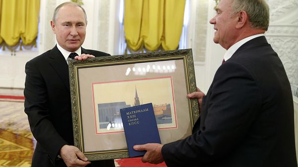 Vlagyimir Putyin és Gennagyij Zjuganov 2019-ben Vlagyimir Putyin és Gennagyij Zjuganov 2019-ben