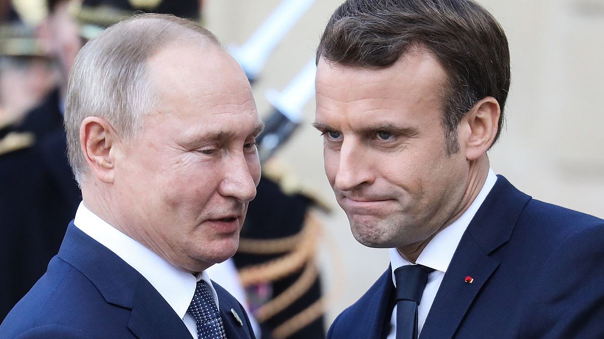 الرئيسان الروسي والفرنسي فلاديمير بوتين وإيمانويل ماكرون 