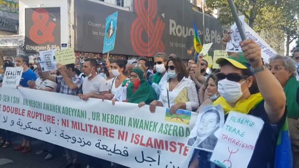 جزائريون مؤيدون للحراك الجزائري يتظاهرون في باريس جزائريون مؤيدون للحراك الجزائري يتظاهرون في باريس