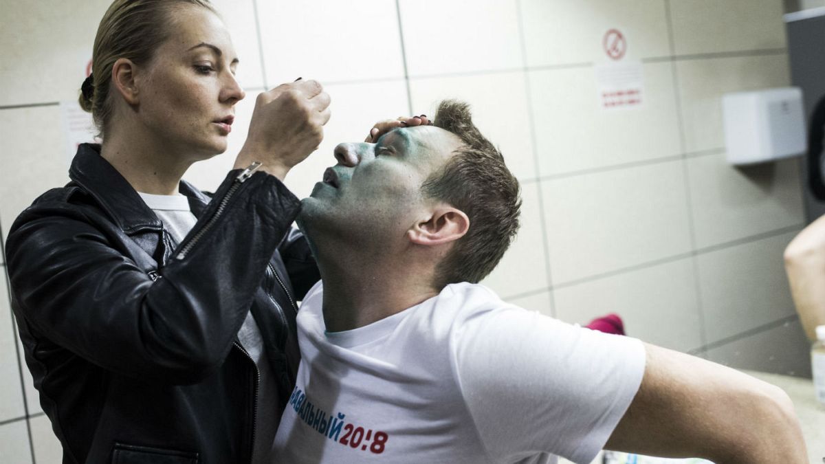 Rus muhalif lider Aleksey Navalny, daha önce yine saldırıya uğramış ve ilk müdahaleyi eşi Yuliya yapmıştı (2017)