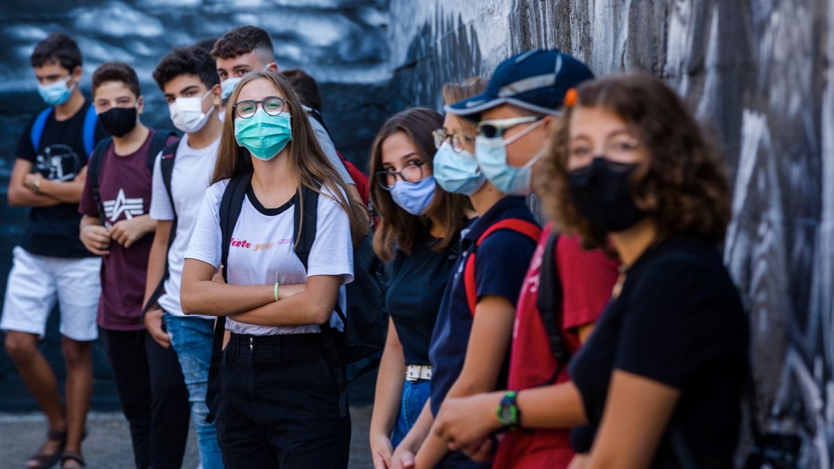 Des élèves écoutent les conseils sanitaires dans leur lycée de Rome le jour de la rentrée, le 14 septembre 2020 