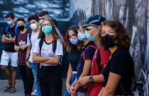 Des élèves écoutent les conseils sanitaires dans leur lycée de Rome le jour de la rentrée, le 14 septembre 2020