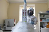 Работа над созданием вакцины в институте Гамалеи