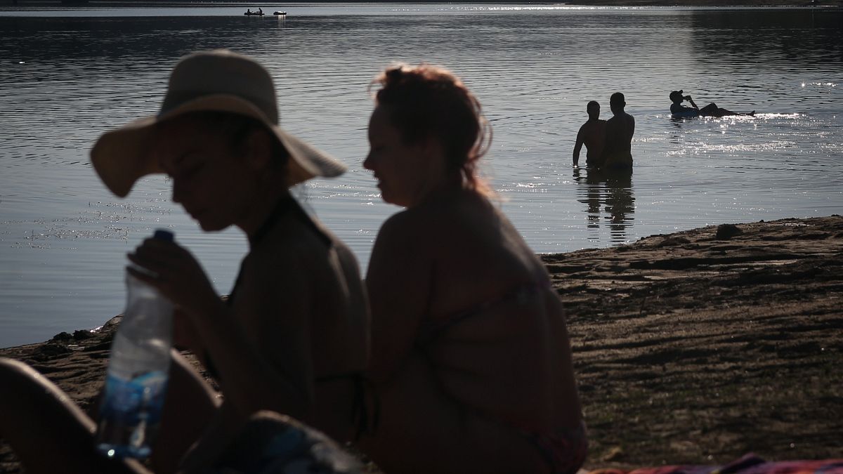 Des habitants se rafraîchissent au bord du lac Garasi en Serbie, le 29 août 2020