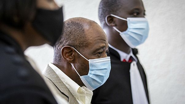 Ruanda'da 1994 soykırımı sırasında çok sayıda insanın hayatını kurtardığı öne sürülen ve "Hotel Ruanda" filmine konu olan Paul Rusesabagina terör suçlamasıyla hakim karşısında Ruanda'da 1994 soykırımı sırasında çok sayıda insanın hayatını kurtardığı öne sürülen ve "Hotel Ruanda" filmine konu olan Paul Rusesabagina terör suçlamasıyla hakim karşısında