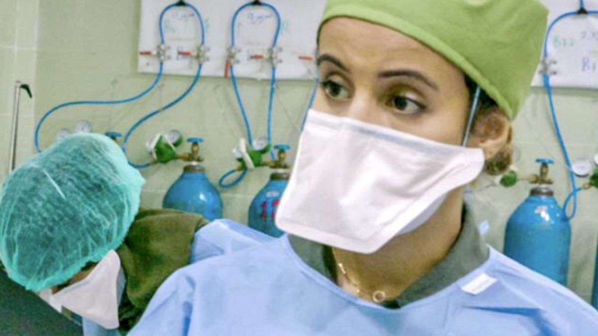 Dr Zoha és egy nővér maradt az ádeni kórházban a koronavírusos betegek ellátására