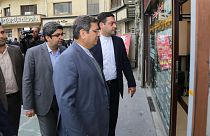بازدید عبدالناصر همتی، رئیس کل بانک مرکزی از صرافی‌های میدان فردوسی تهران، آبان ماه ۱۳۹۸