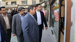 بازدید عبدالناصر همتی، رئیس کل بانک مرکزی از صرافی‌های میدان فردوسی تهران، آبان ماه ۱۳۹۸