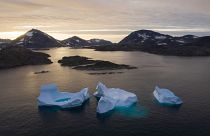 Grandes icebergs a la deriva al alba del 16 de agosto de 2019 en Kulusuk, Groenlandia