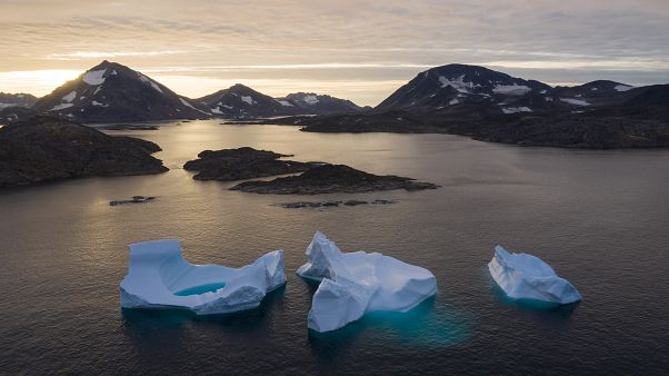 Grandes icebergs a la deriva al alba del 16 de agosto de 2019 en Kulusuk, Groenlandia Grandes icebergs a la deriva al alba del 16 de agosto de 2019 en Kulusuk, Groenlandia