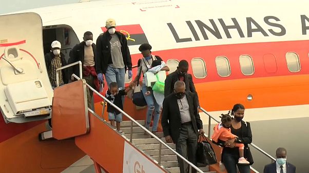 Passageiros do primeiro voo em Angola desde a suspensão do espaço aéreo em março Passageiros do primeiro voo em Angola desde a suspensão do espaço aéreo em março