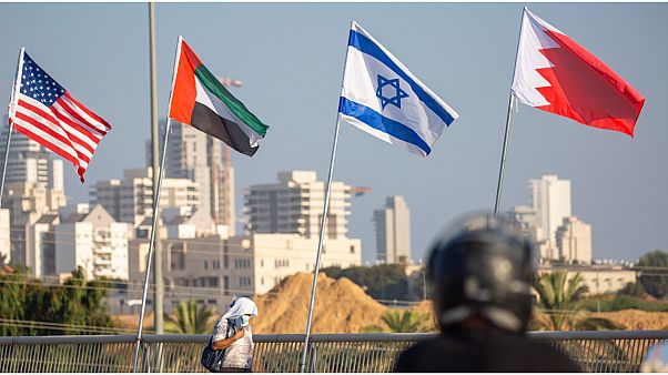 العلم الأمريكي إلى جانب علم إسرائيل والإمارات والبحرين العلم الأمريكي إلى جانب علم إسرائيل والإمارات والبحرين