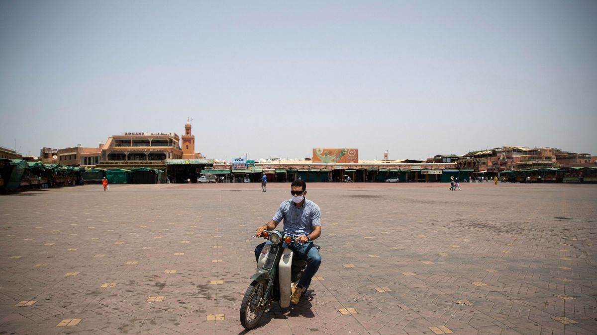 Un homme traverse la place Jemma el-Fnaa à Marrakech au Maroc d'habitude noire de monde, le 22 juillet 2020