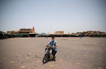Un homme traverse la place Jemma el-Fnaa à Marrakech au Maroc d'habitude noire de monde, le 22 juillet 2020