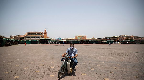 Un homme traverse la place Jemma el-Fnaa à Marrakech au Maroc d'habitude noire de monde, le 22 juillet 2020 Un homme traverse la place Jemma el-Fnaa à Marrakech au Maroc d'habitude noire de monde, le 22 juillet 2020