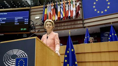 La Presidente della Commissione europea Ursula von der Leyen si rivolge alla plenaria durante il suo primo discorso sullo stato dell'Unione al Parlamento europeo a Bruxelles