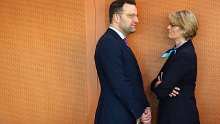 Der deutsche Gesundheitsminister Jens Spahn berät sich mit Forschungsministerin Anja Karliczek vor einer Kabinettssitzung, Berlin,5.2.2020