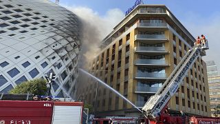 قوات الدفاع المدني تخمد الحريق المشتعل في المبنى وسط بيروت