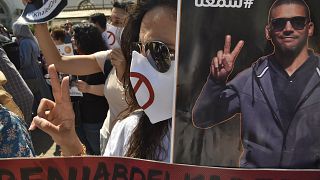جزائريون يرفعون صور الصحفي خالد درارني خلال مسيرة احتجاجية على اعتقاله في العاصمة الجزائر ، في 7 سبتمبر 2020.