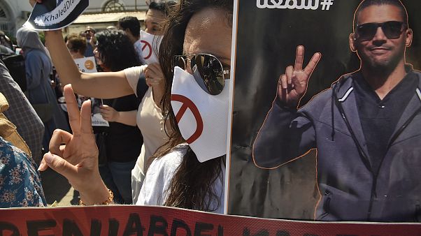 جزائريون يرفعون صور الصحفي خالد درارني خلال مسيرة احتجاجية على اعتقاله في العاصمة الجزائر ، في 7 سبتمبر 2020. جزائريون يرفعون صور الصحفي خالد درارني خلال مسيرة احتجاجية على اعتقاله في العاصمة الجزائر ، في 7 سبتمبر 2020.