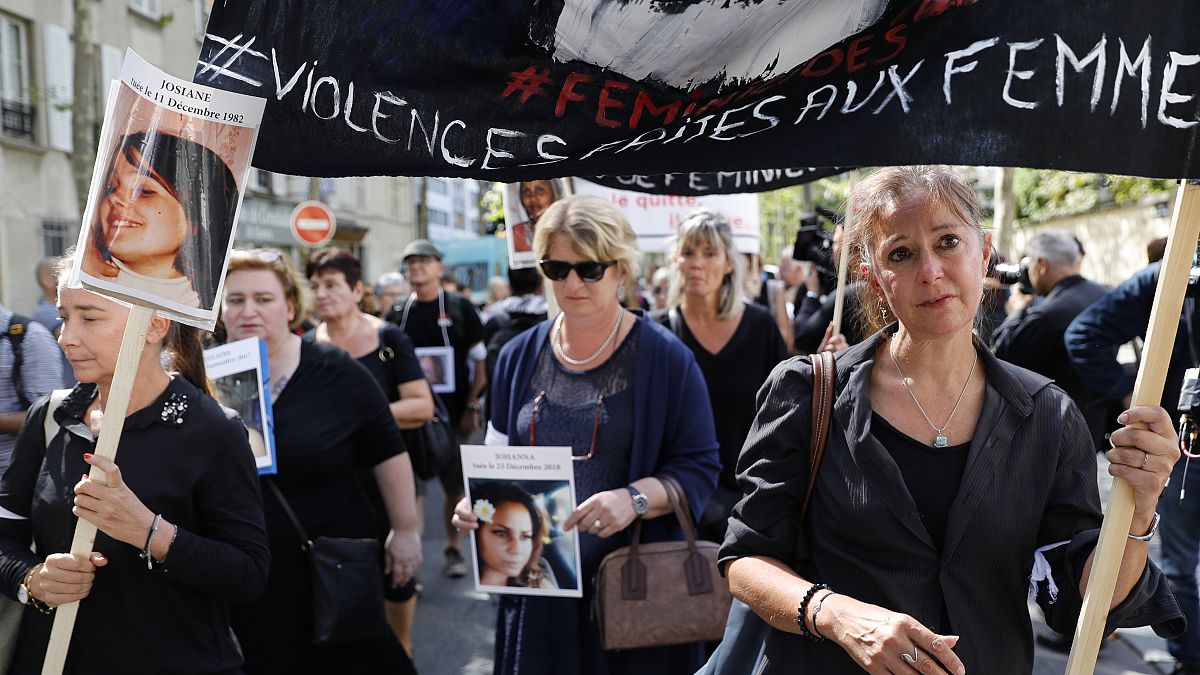 من مسيرة في باريس تطالب بالعدالة للنساء اللواتي سقطن ضحية شُركائهن... 