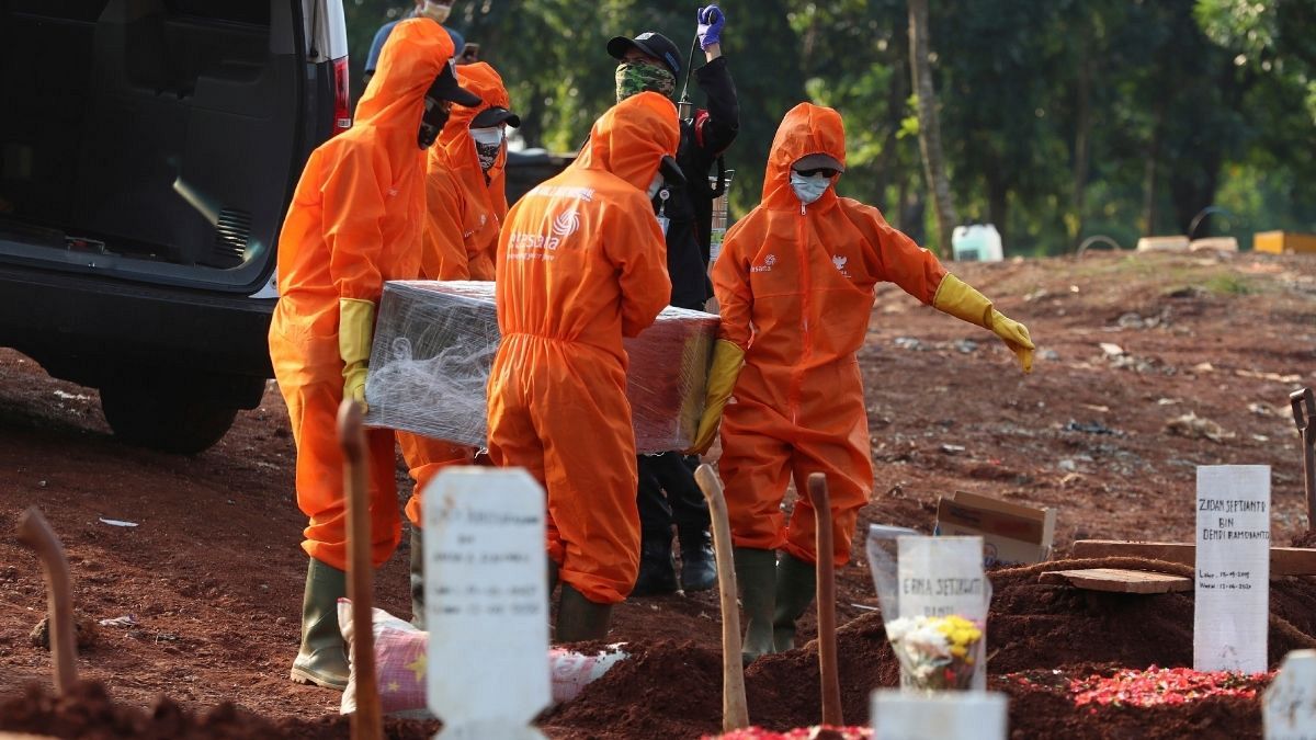 تدفین قربانیان کرونا در اندونزی