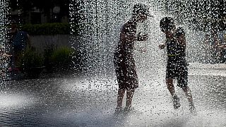 giugno 2020: bambini giocano in una fontana pubblica a Vilnius, in Lituania