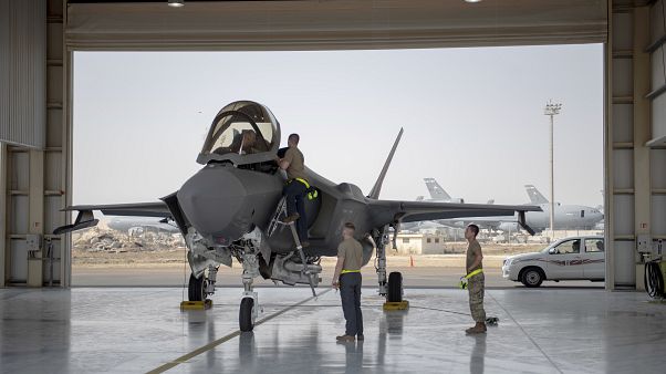 F-35 وطاقمها، قاعدة الظفرة الجوية - الإمارات العربية المتحدة F-35 وطاقمها، قاعدة الظفرة الجوية - الإمارات العربية المتحدة